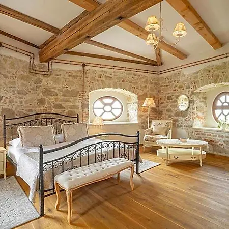 Hotel Galicia Nueva, Castle Lučenec